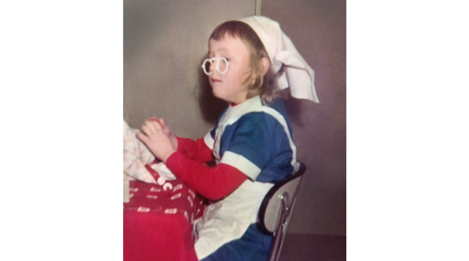 Foto (kleur) Nanette Haze als kind in verpleegkundig kostuum
