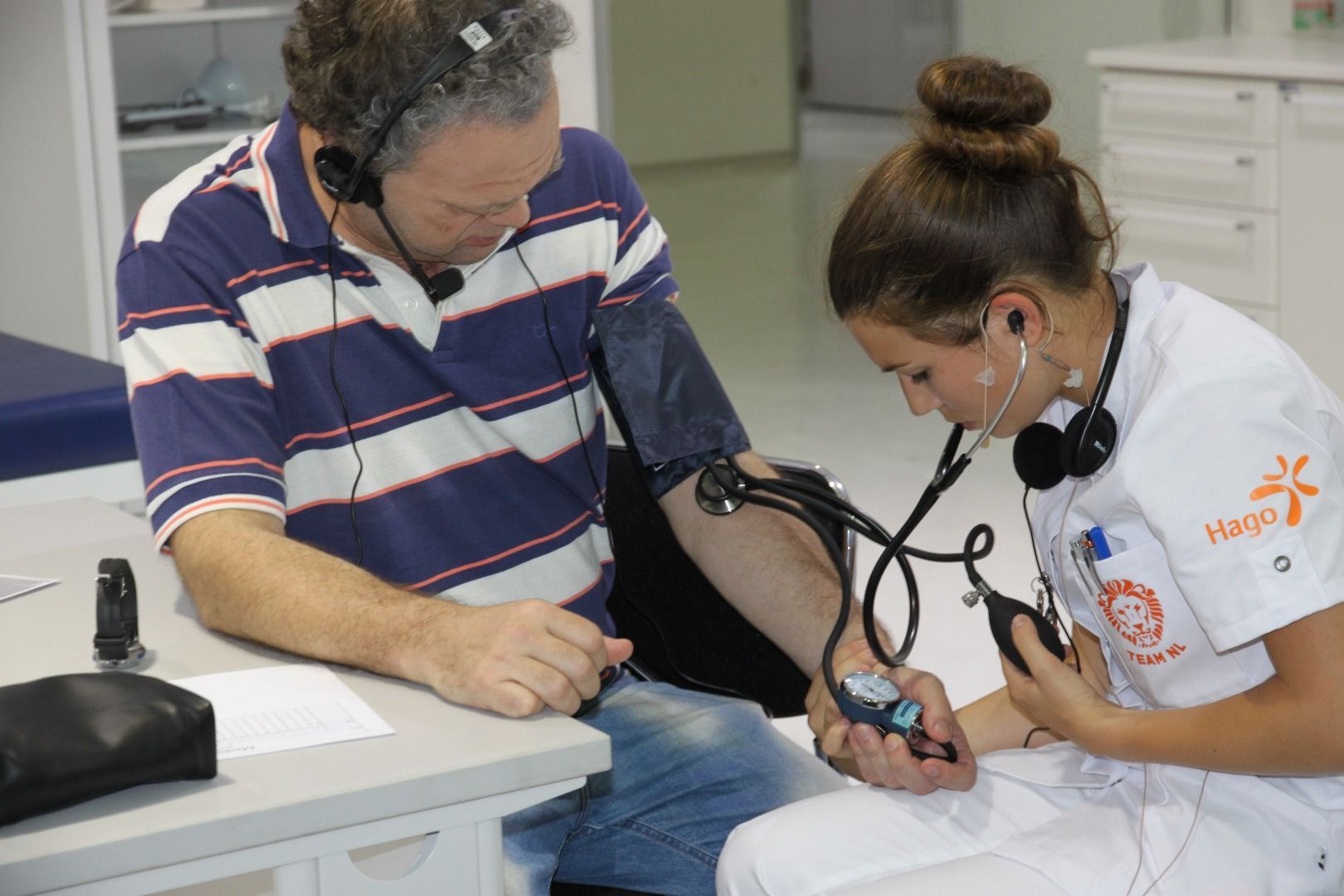 Foto (kleur) van Jessica ten Voorden die de bloeddruk meet bij een patiënt