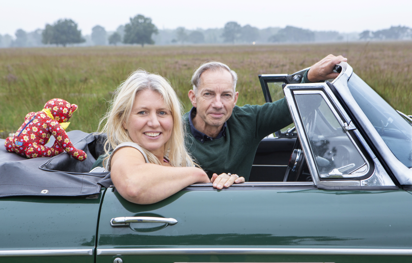 Foto (kleur) Grietje en Jan in een cabrio
