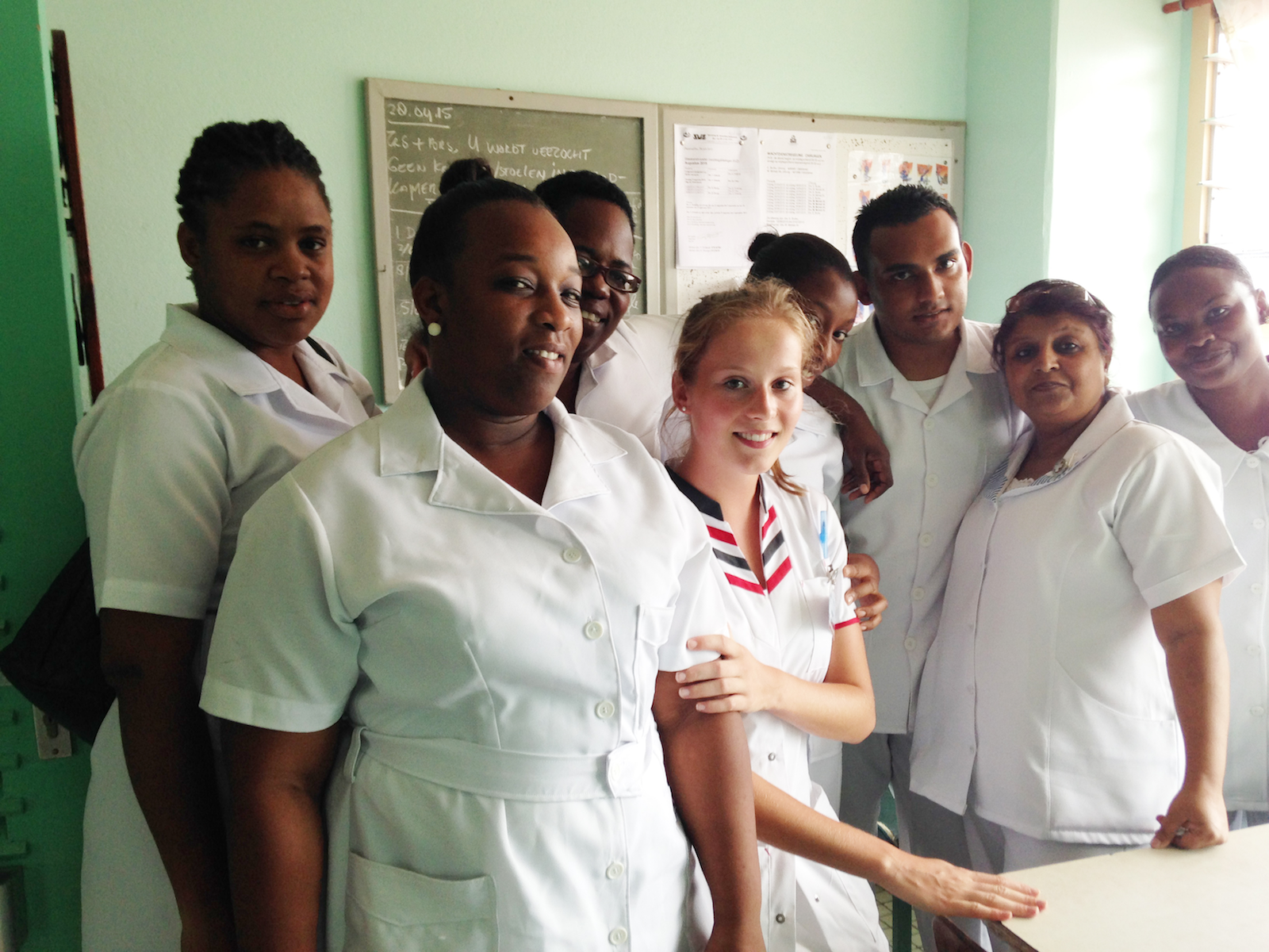 Foto (kleur) Michelle Bos in ziekenhuis Paramaribo